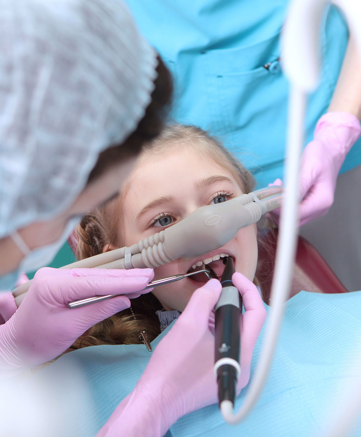 Bambina dal dentista mentre effettua una visita con sedazione inalatoria